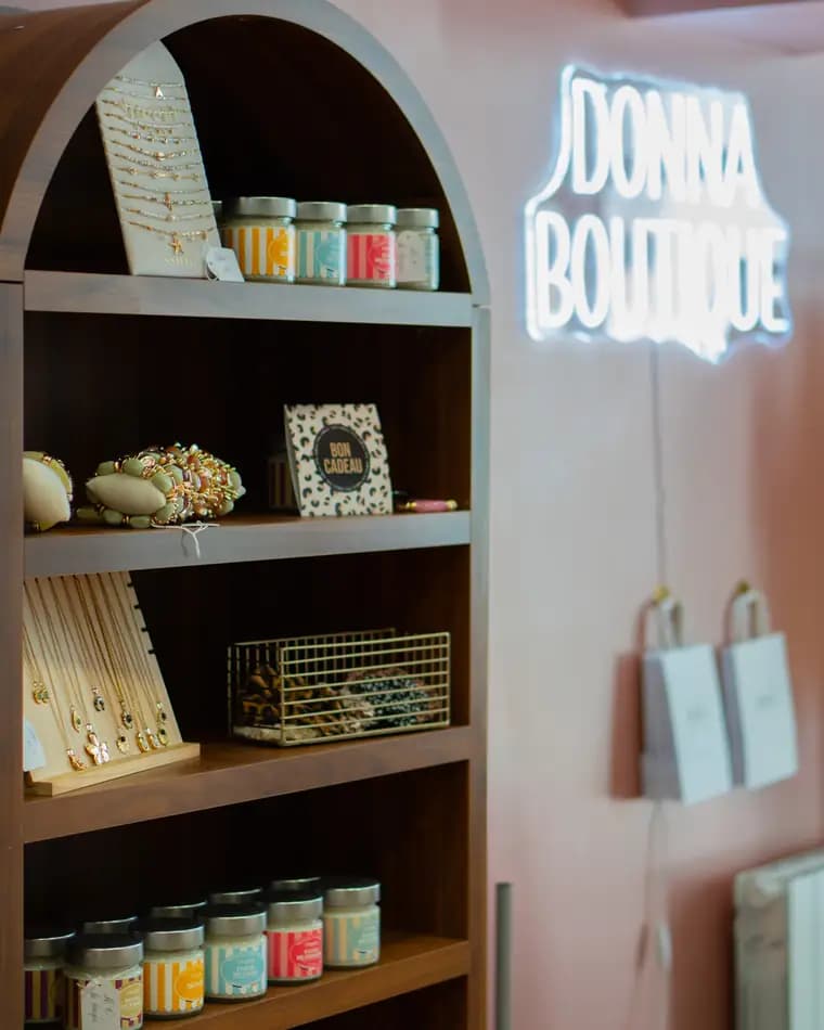 L’étagère en arche : bougies, bijoux, bons cadeaux