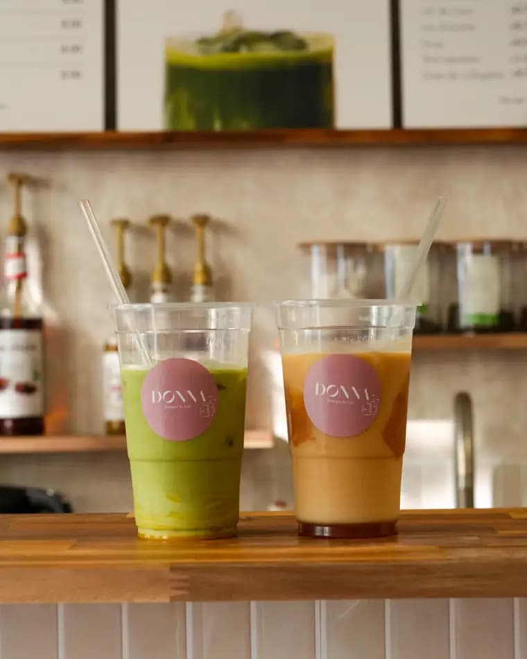 Matcha et latte glacés au comptoir du café