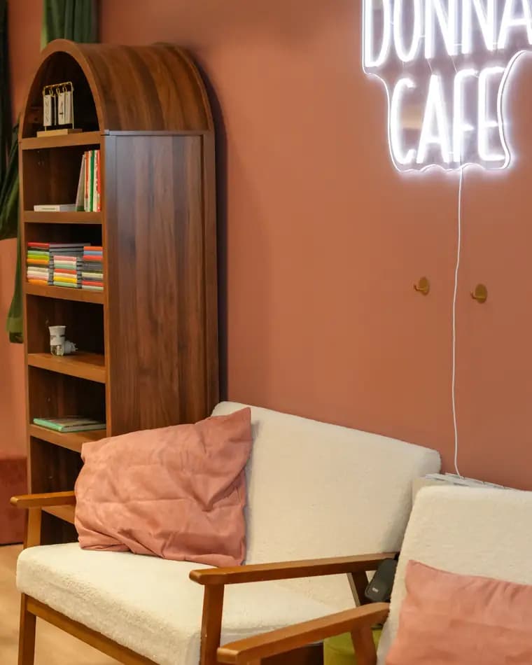 Le salon du café, sous le néon Donna Café