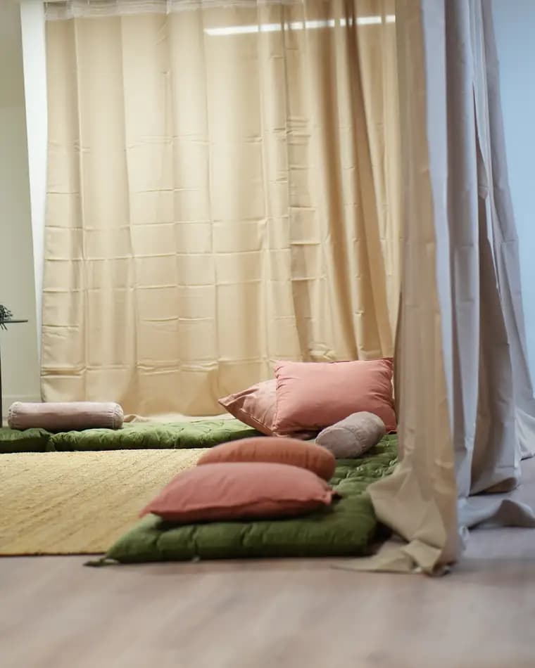 L’espace cocon : coussins et tapis au sol