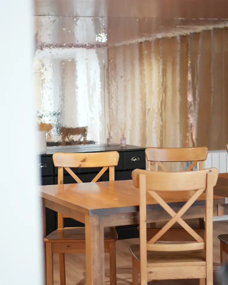 L’espace de travail de Donna : une grande table en bois et ses chaises